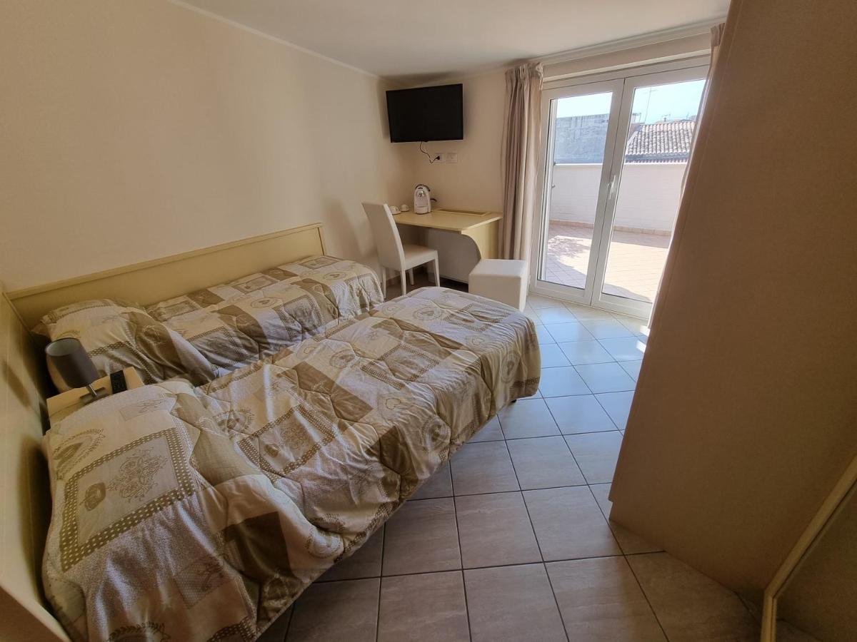 B&B E Casa Vacanza Al Castello Roccella Ionica Buitenkant foto