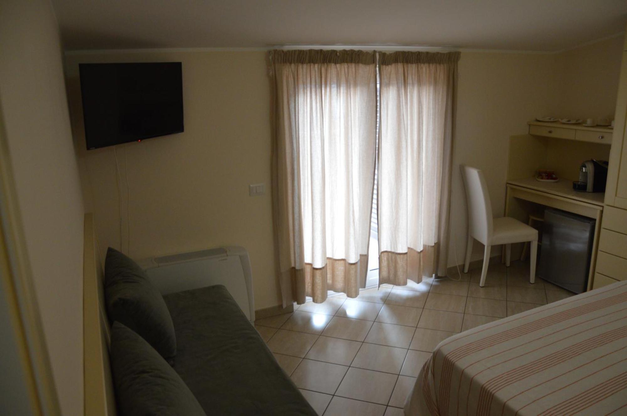 B&B E Casa Vacanza Al Castello Roccella Ionica Buitenkant foto