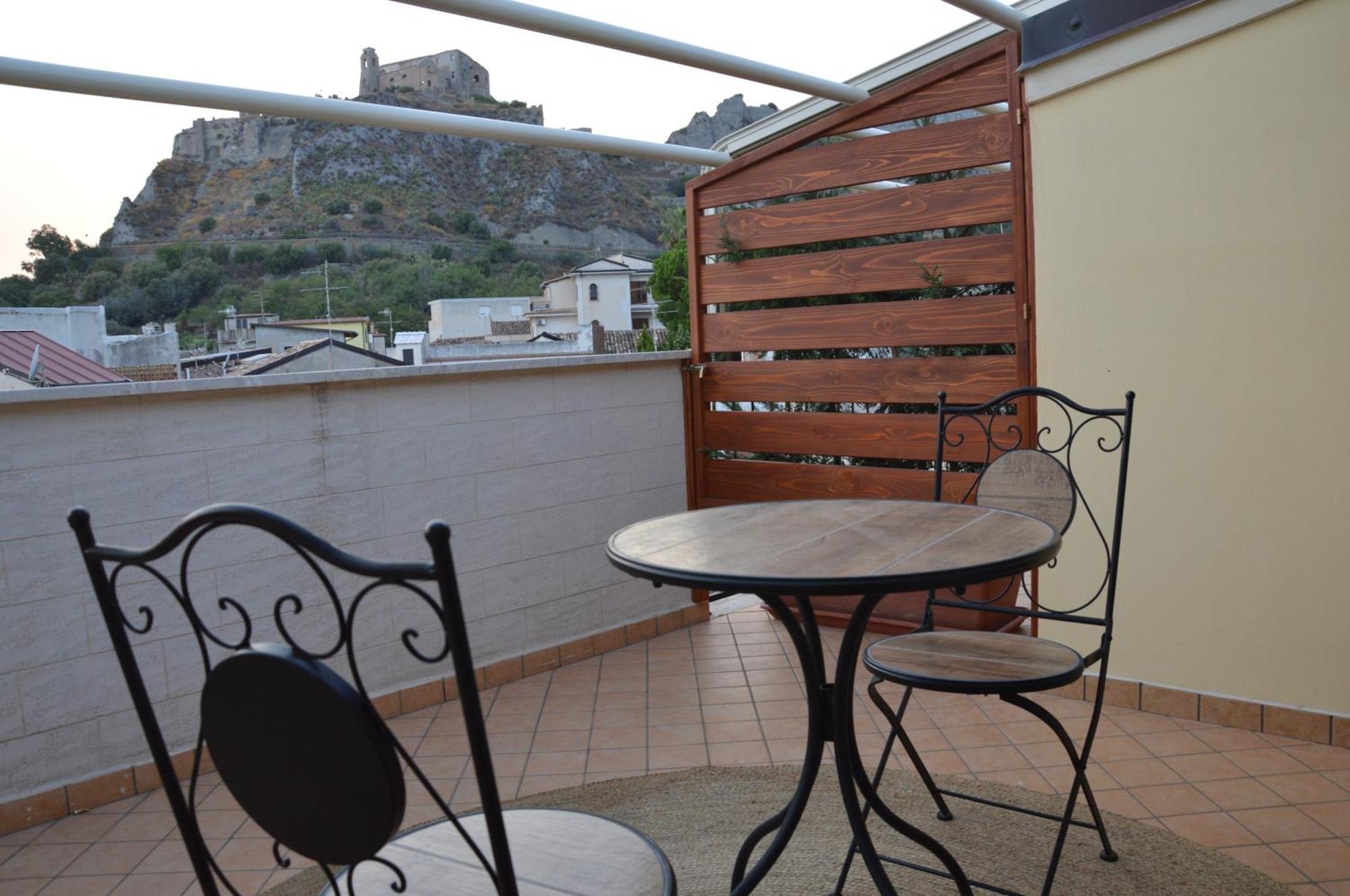 B&B E Casa Vacanza Al Castello Roccella Ionica Buitenkant foto