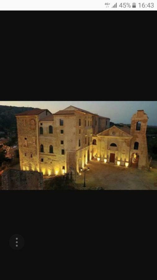 B&B E Casa Vacanza Al Castello Roccella Ionica Buitenkant foto